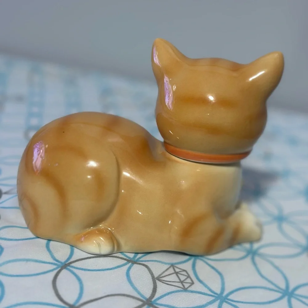 Vintage Otagiri Tan and Cream Cat music box